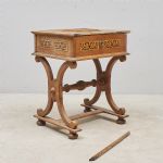 1738 8386 Kista på benst..